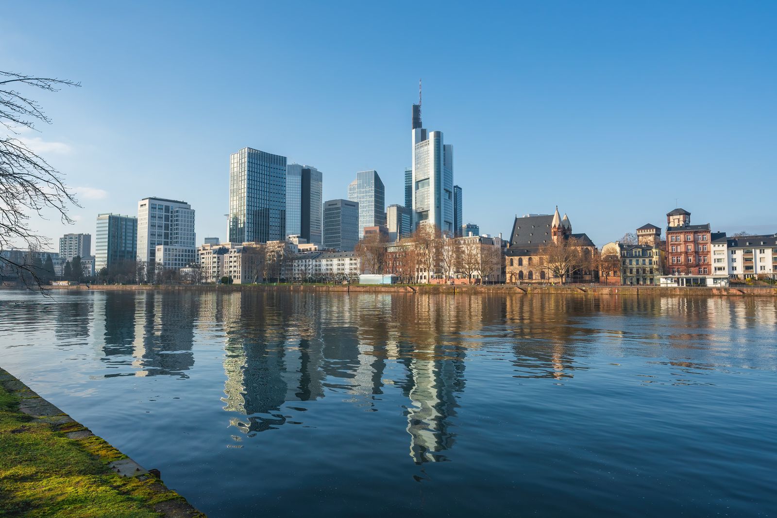 Frankfurter Skyline am Ufer des Mains